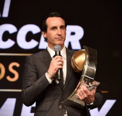 Unai Emery receiving GlobeSoccer special award in Dubai in 2016.